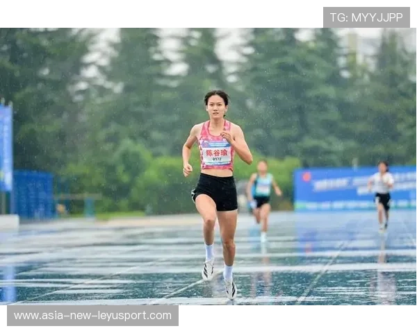 中学田径赛百米飞人涌现新纪录：青春跑道上的速度与成长